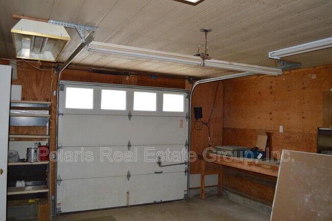 Building Photo - 6057 Rosslyn Ave