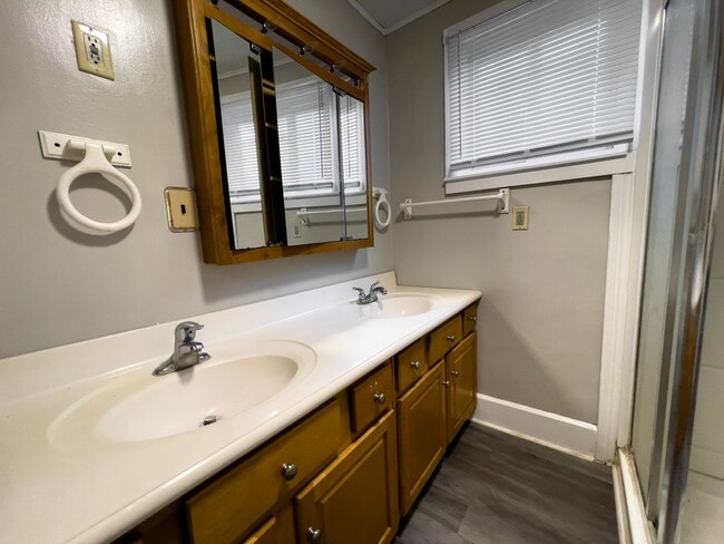 Building Photo - PRELEASING for AUGUST! Close to Campus