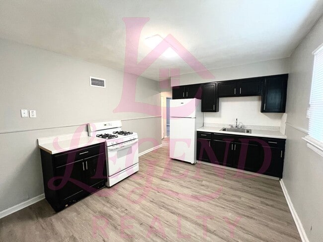 Building Photo - Adorable 3 Bedroom 1 Bathroom Home!