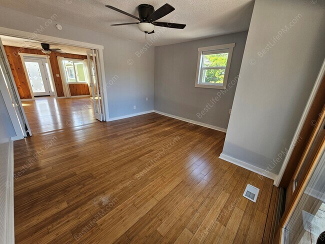Building Photo - 408 SE Kibling St