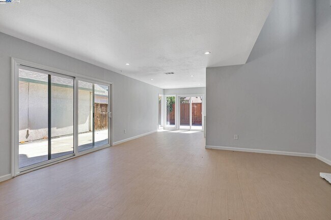 Building Photo - 390 Grovewood Loop N