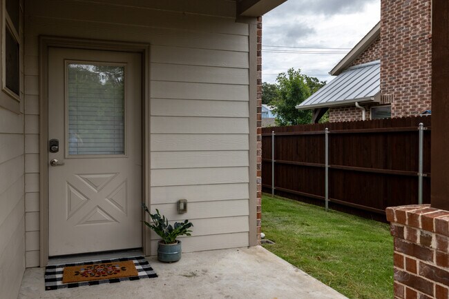 Building Photo - 2307 N Elm St