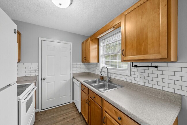 Building Photo - 402 Faulkner Dr