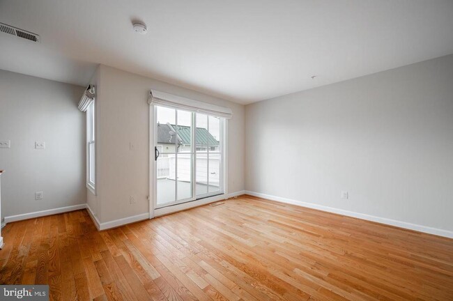 Building Photo - 420 Cook St