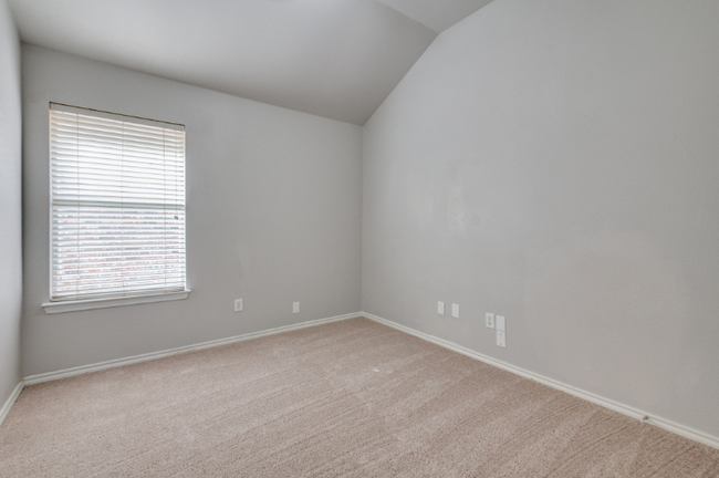 Building Photo - 910 Harwood Ct