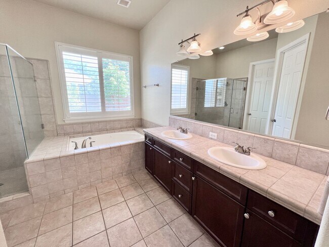 Building Photo - $2,695 Bullard & Hwy 99, 4 Bedroom With So...