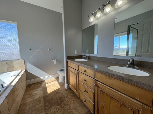 Building Photo - Beautiful Stockton Home with Stunning Mountain and Valley Views