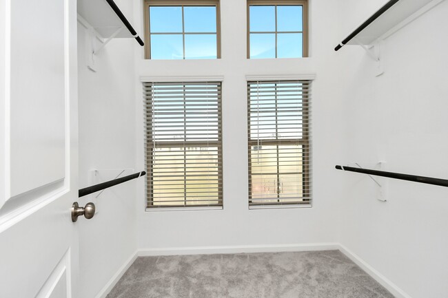 Building Photo - 5535 Holly Hvn Ct