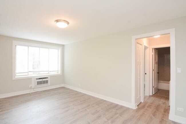 Building Photo - 533 W Surf St