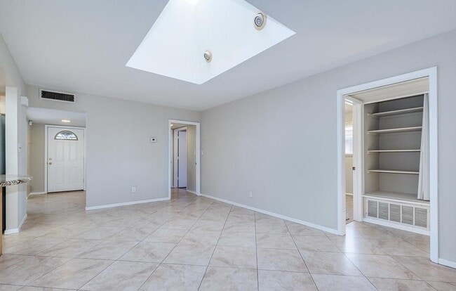 Building Photo - 2439 E Del Rio Dr