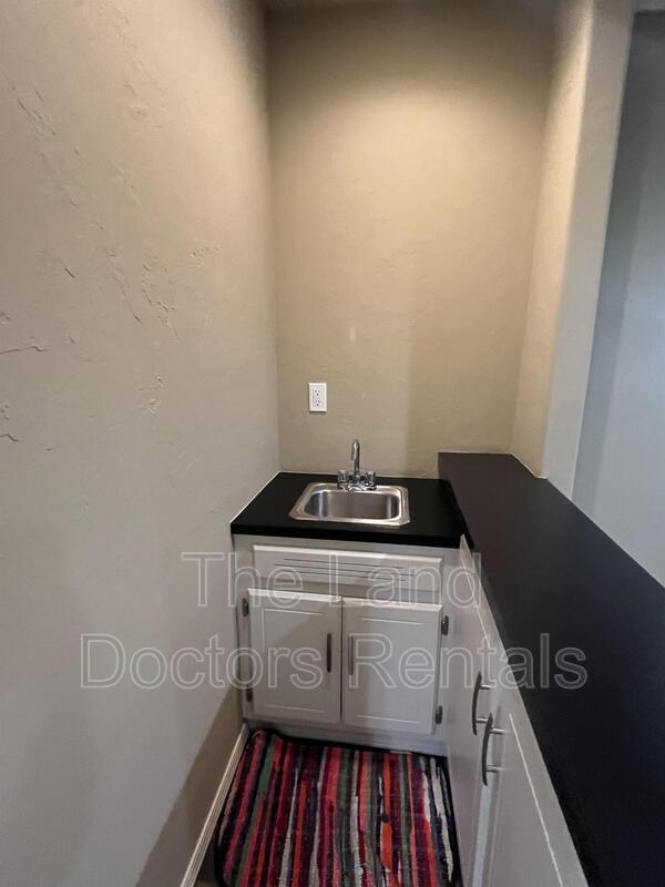 Building Photo - 412 S Country Club Road