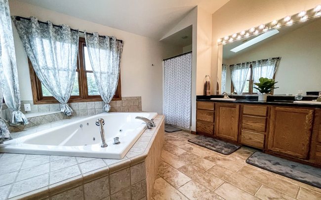 Master Suite Bathroom - jet tub, shower, double vanity - 4205 Hunters Glen Dr