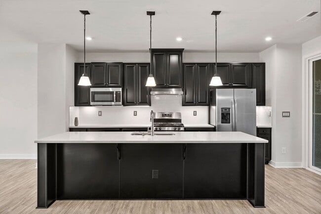 Building Photo - Gorgeous 4 bed 3.5 bath in Trinity Townes ...