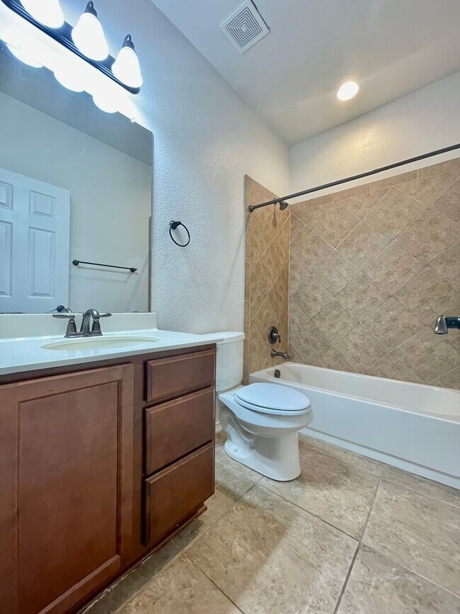 Building Photo - Spacious 4 Bedroom Home with Multiple Livi...