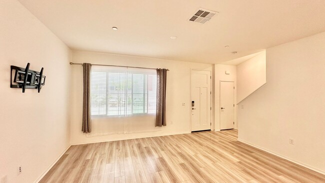 Building Photo - Beautiful, Newer Construction Home in Desi...