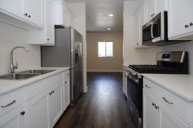 3 - 804 W Genesee Ave