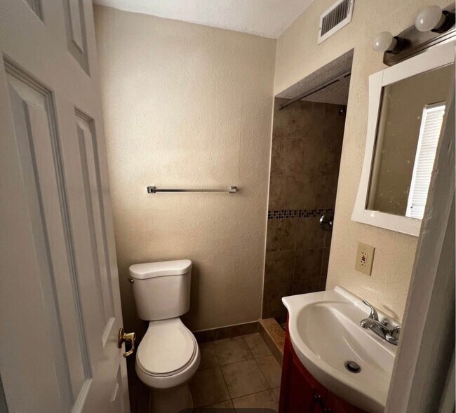 Building Photo - 4024 Meadowbrook Ave