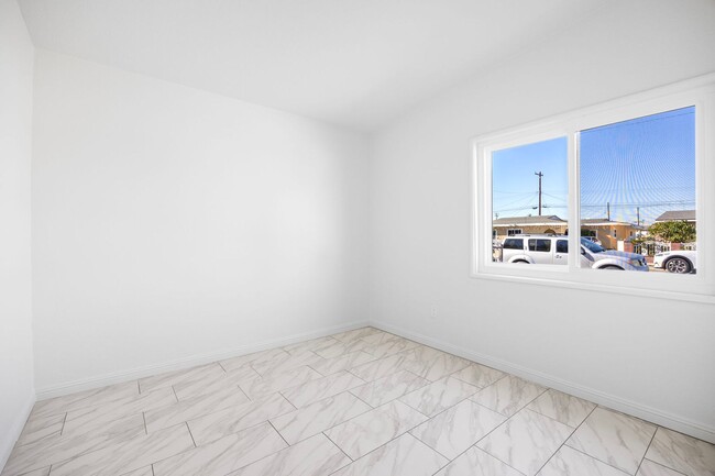 Building Photo - 3 Bedroom Duplex with Washer Dryer