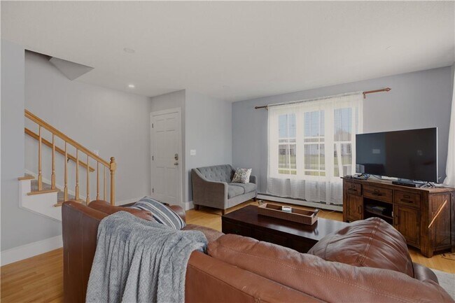 Building Photo - 223 Oliphant Ln