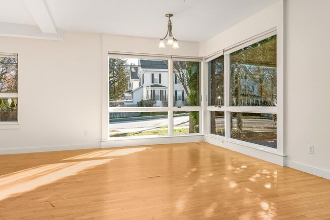 Building Photo - 677 Dennett St