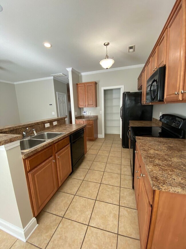 Building Photo - End Unit Townhouse in Pennington Square