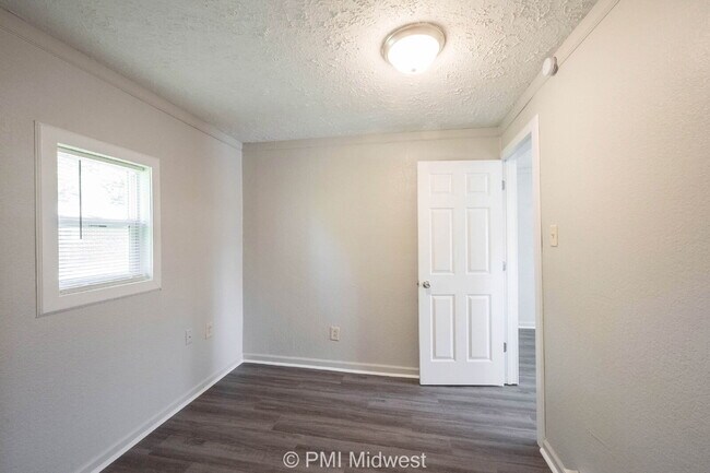 Building Photo - "Cozy 1-Bedroom Haven in Greenfield – Perf...