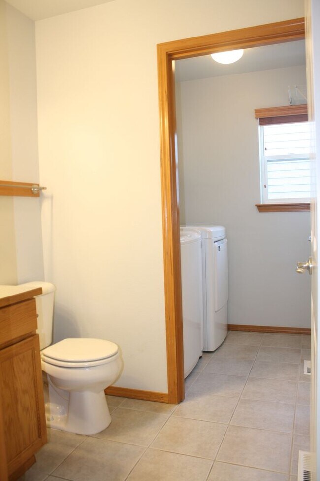 Building Photo - 3 bdrm, 2.5 Bath, 2 car Garage, Gas heat, ...