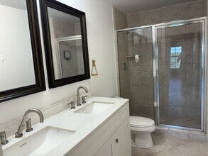 Building Photo - roman plaza