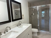 Building Photo - roman plaza