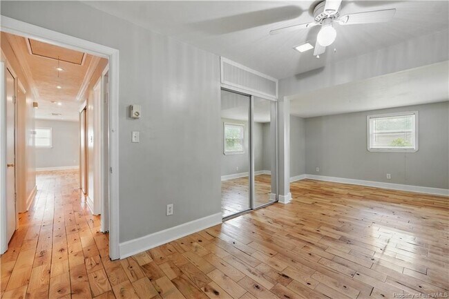 Building Photo - 3127 N Riverside Dr