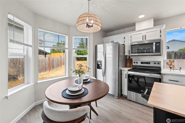 Building Photo - Amazing 4 br 2.5 bedroom 2000 sqft home!