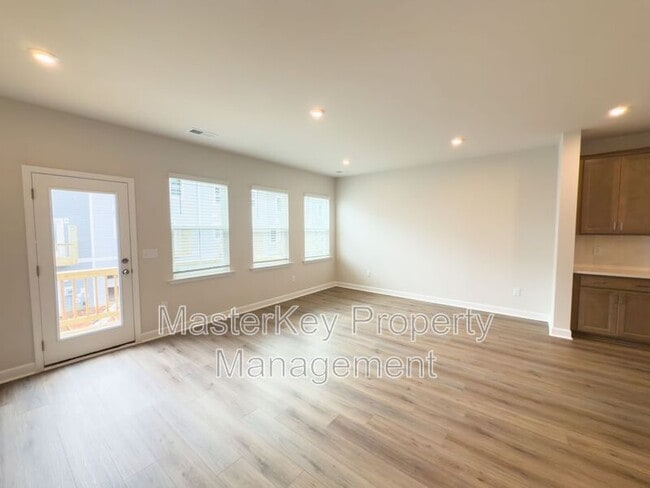 Building Photo - 804 Hillfarm Dr