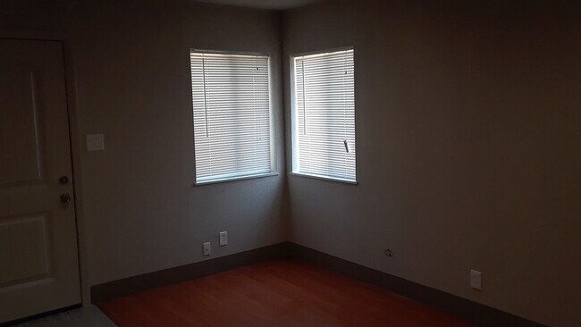 Building Photo - 516 Rimmer Ave