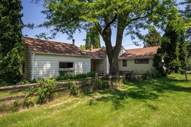 Building Photo - Come home to the serenity of Mequon-Thiensville