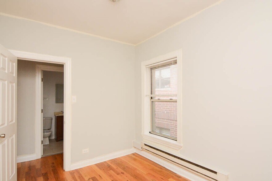 Building Photo - 729 W Barry Ave