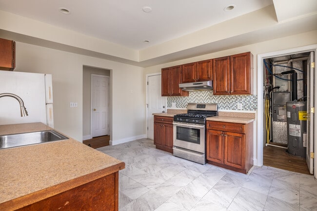 Building Photo - 25 Hunting St