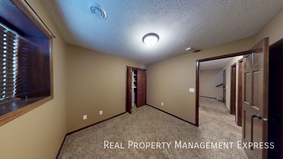 Building Photo - Modern 4 Bedroom 2 Bathroom Twin-Home in Tea