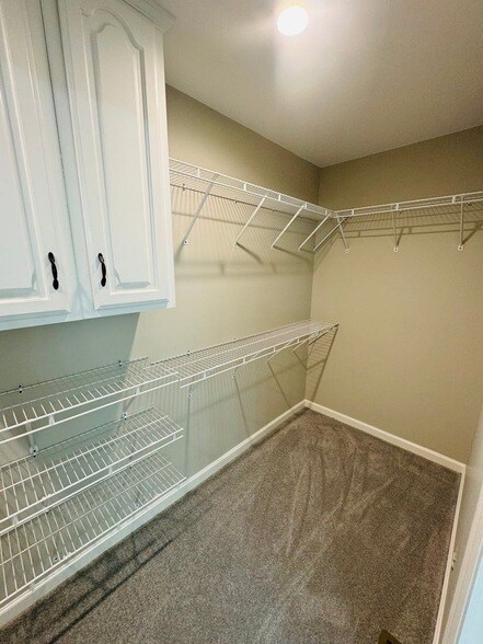 Building Photo - 449 Sanders Ln