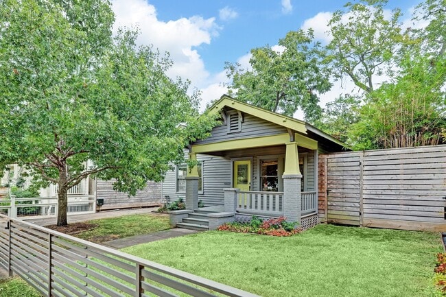 Building Photo - 1032 E 6 1/2 St