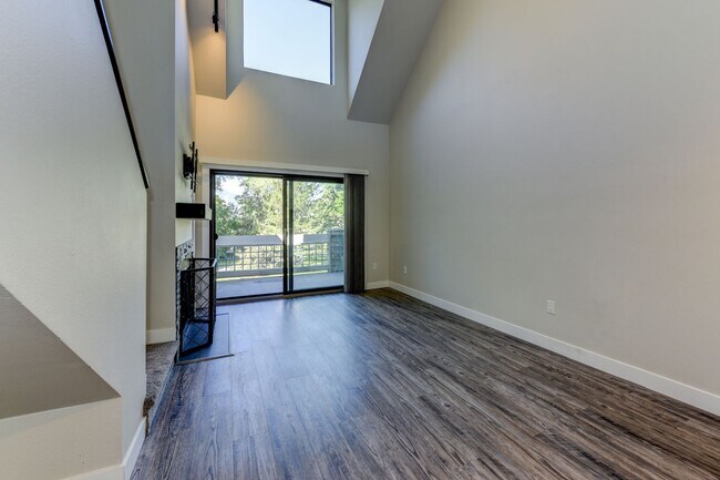 Building Photo - PRICE DROP!!!!! 2 Bedroom Condo in Great Location with Pool and Underground Parking!!