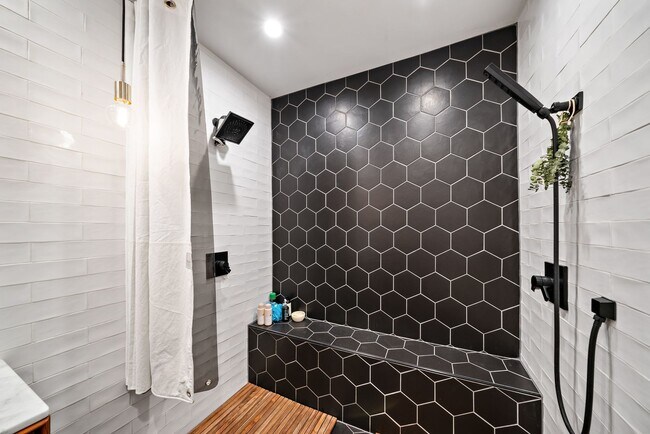 Building Photo - Charming Downtown Home!