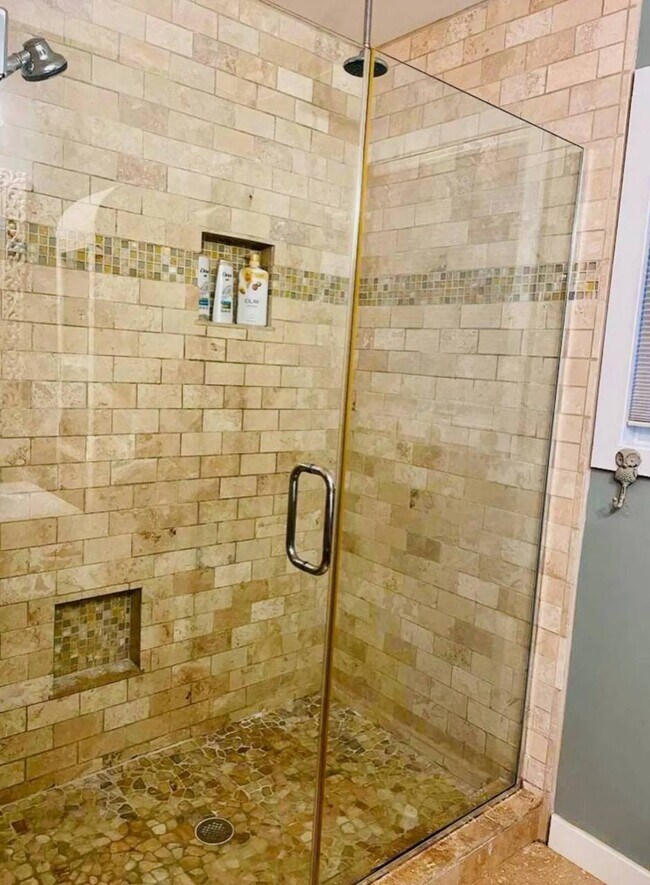 Building Photo - 501 E Poplar Ave