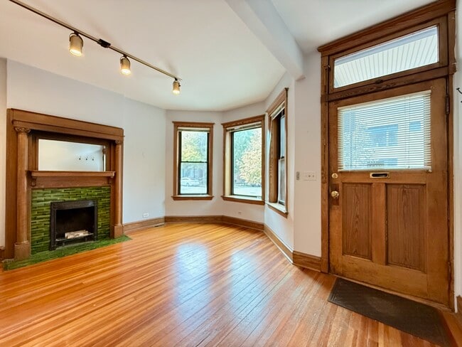 Building Photo - 1901 N Hoyne Ave
