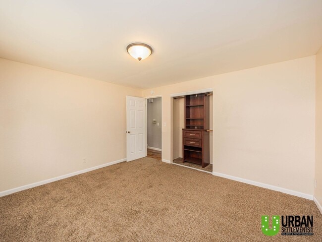 Building Photo - 4 bedroom 2 bath room house for rent in So...