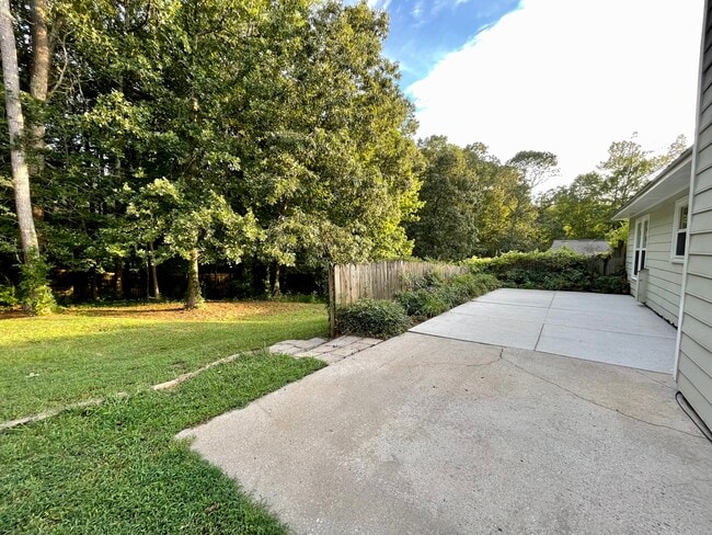 Building Photo - 717 Redwood Park