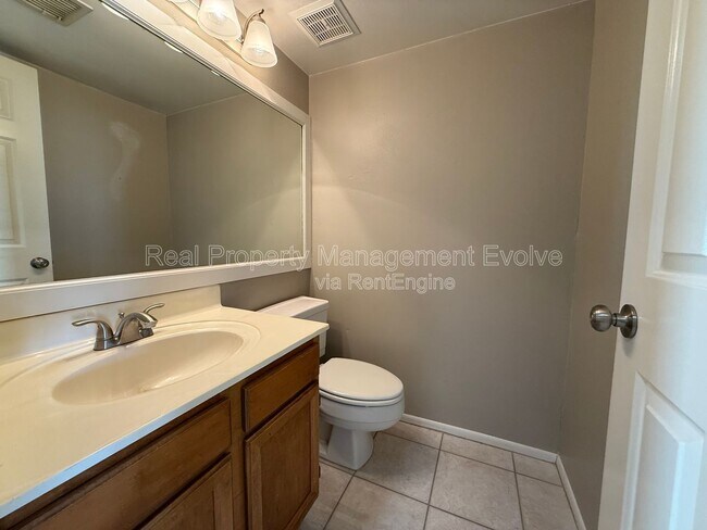 Building Photo - 815 E Grovers Ave