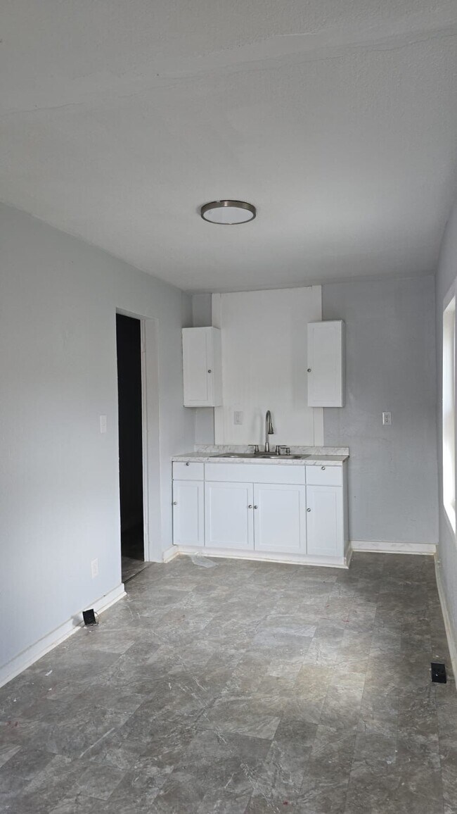 Building Photo - 669 S 35th St