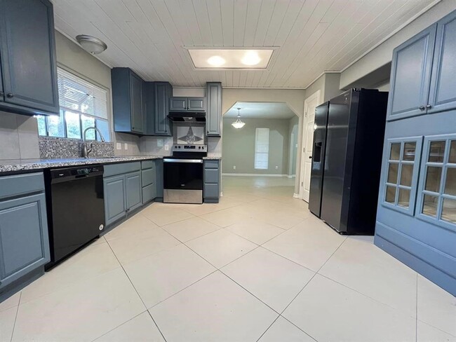 Building Photo - 123 Pinehurst Dr