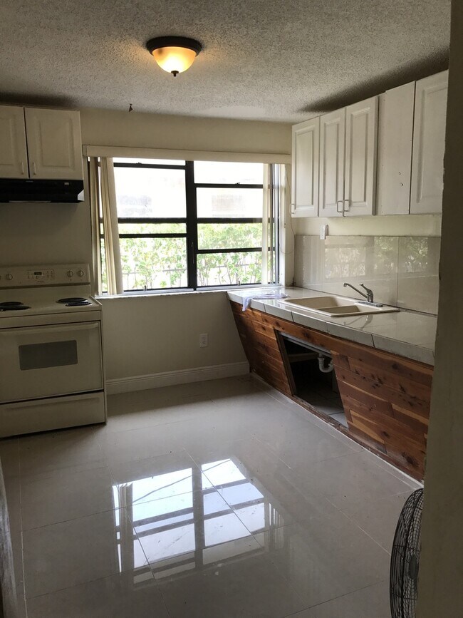 Building Photo - Nice 5-2 house in Dania