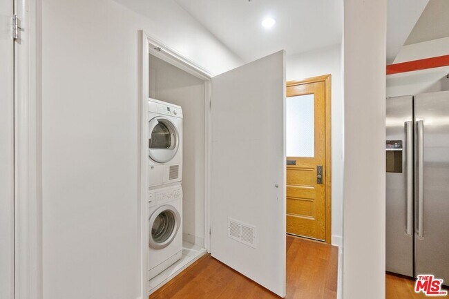 Building Photo - 416 S Spring St